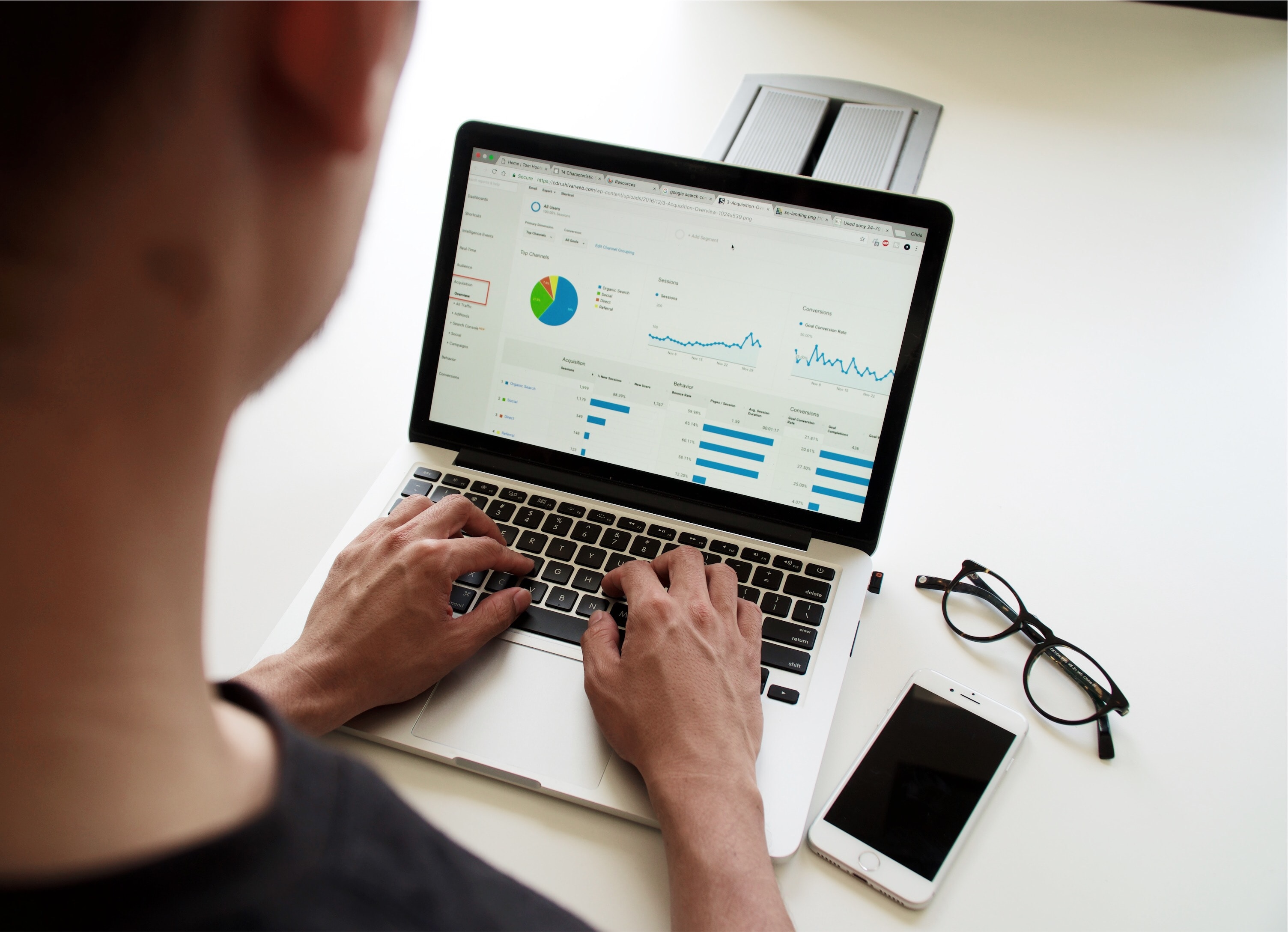 Team bespricht eine Multichannel-Strategie