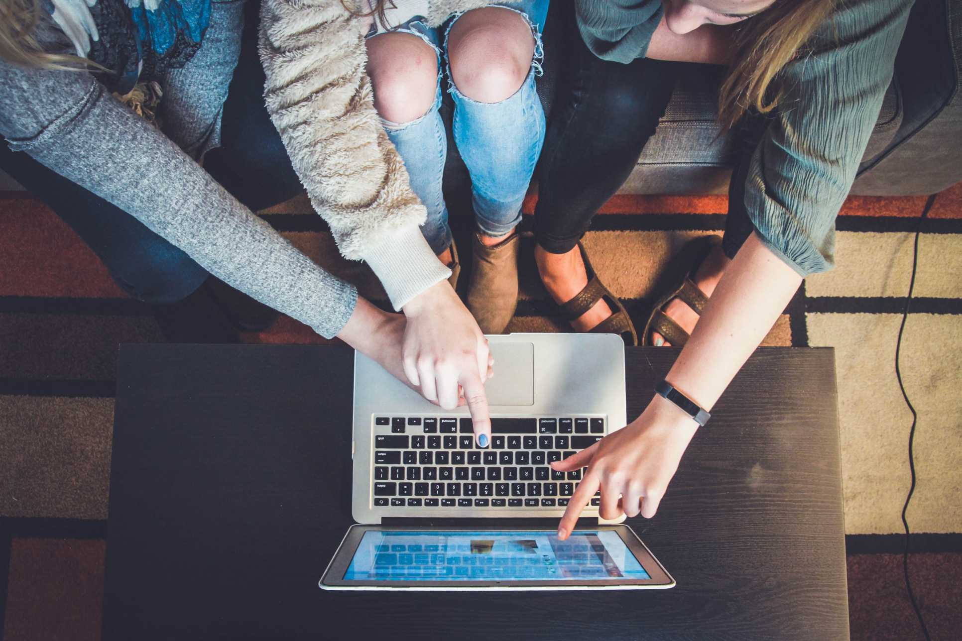 Team arbeitet gemeinsam am Laptop